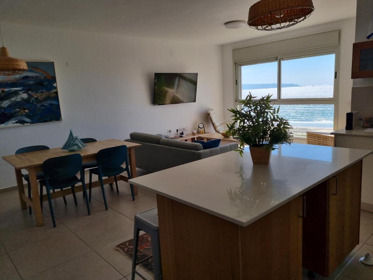Beachfront Gallery Άκρα Εξωτερικό φωτογραφία