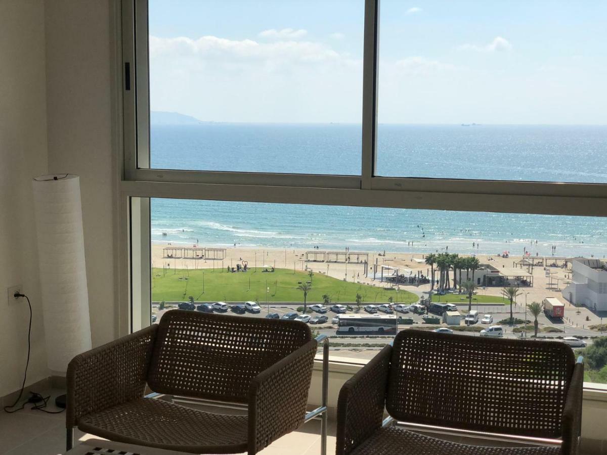 Beachfront Gallery Άκρα Εξωτερικό φωτογραφία